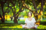 绿茵场上的时光印记，从青丝到白发的永恒追逐